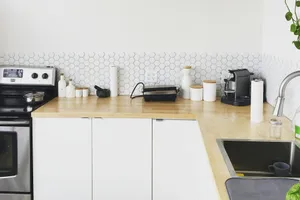 Desain Dapur Minimalis Modern : Inspirasi Rak Dapur dan Backsplash Terjangkau